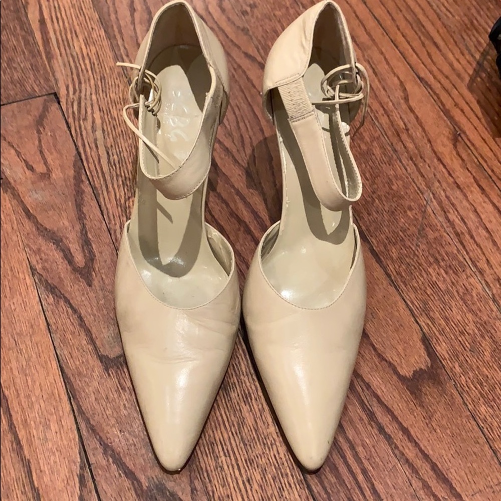 BCBG beige pointy toe heel size 8B/38 1/2